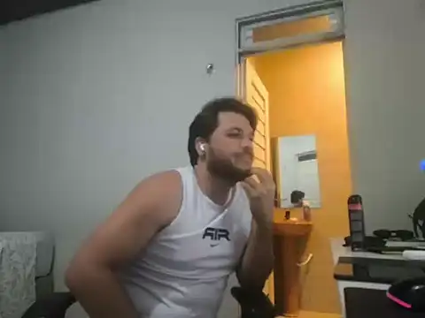 Snapshot of Miguelion2308 chatting on January 14, 2026, 1:33 am Miguelion2308 online show from January 14, 2026, 1:33 am