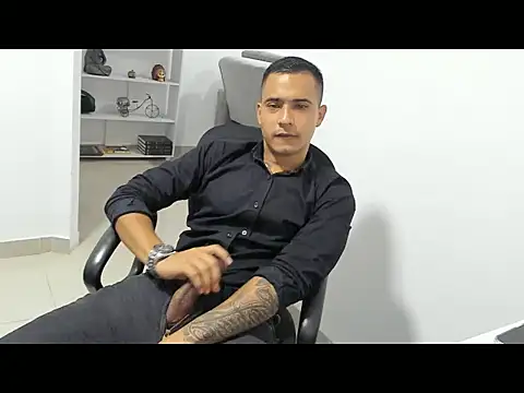 Snapshot of AndrewGmz chatting on November 13, 2025, 2:21 am AndrewGmz online show from November 13, 2025, 2:21 am