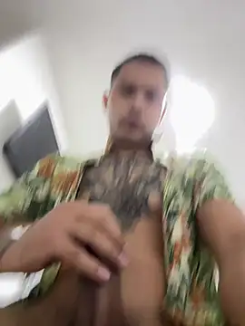 Snapshot of AndrewGmz chatting on January 14, 2026, 2:39 am AndrewGmz online show from January 14, 2026, 2:39 am