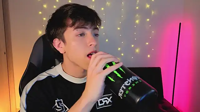 Snapshot of onlinenico chatting on December 4, 2025, 8:06 pm onlinenico online show from December 4, 2025, 8:06 pm