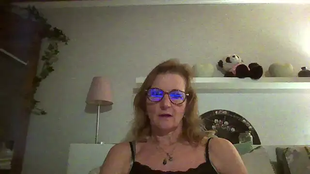 Snapshot of Valinella chatting on December 3, 2025, 7:45 pm Valinella online show from December 3, 2025, 7:45 pm