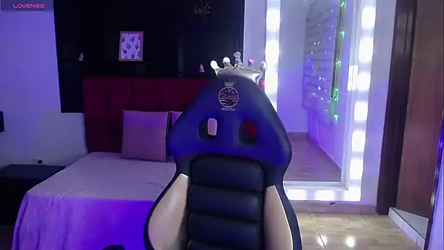  Charlotte Collins  online show from September 18, 2025, 3:25 pm