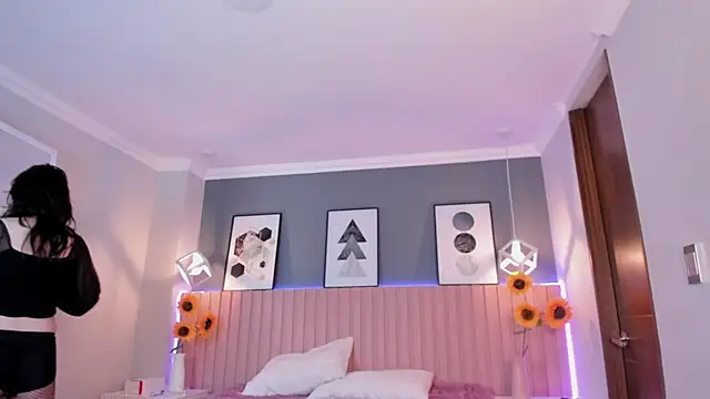 Nina Ford online show from November 7, 2025, 3:06 am