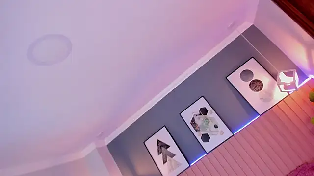 Nina Ford online show from November 23, 2025, 7:13 pm