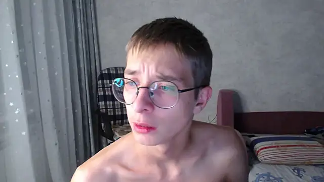 Snapshot of glasses_cat chatting on October 27, 2025, 9:30 pm glasses cat online show from October 27, 2025, 9:30 pm