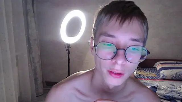 Snapshot of glasses_cat chatting on November 11, 2025, 9:59 pm glasses cat online show from November 11, 2025, 9:59 pm