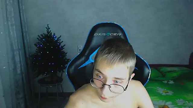 Snapshot of glasses_cat chatting on December 4, 2025, 6:38 pm glasses cat online show from December 4, 2025, 6:38 pm