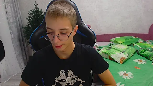 Snapshot of glasses_cat chatting on December 5, 2025, 7:21 pm glasses cat online show from December 5, 2025, 7:21 pm