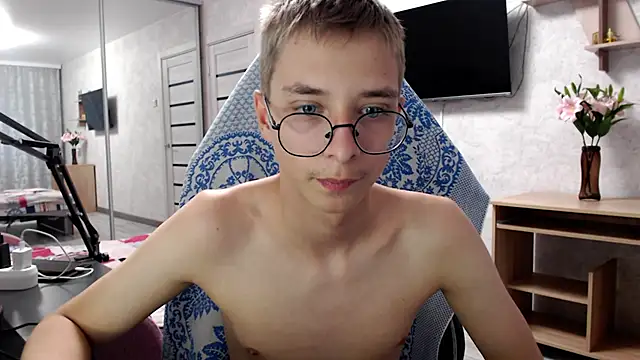 Snapshot of glasses_cat chatting on May 10, 2026, 5:18 pm glasses cat online show from May 10, 2026, 5:18 pm