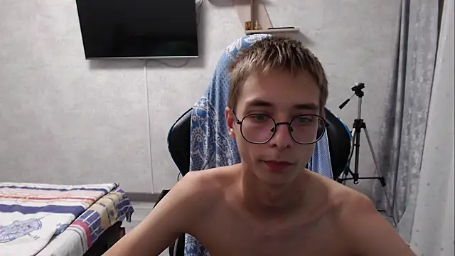 Snapshot of glasses_cat chatting on August 1, 2026, 9:03 pm glasses cat online show from August 1, 2026, 9:03 pm
