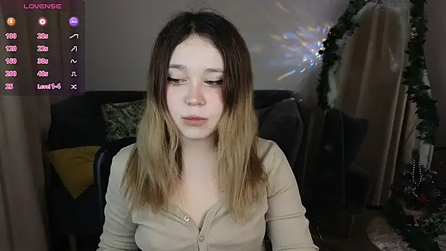 Snapshot of Lina_Glow chatting on December 21, 2025, 6:42 am Lina Glow online show from December 21, 2025, 6:42 am