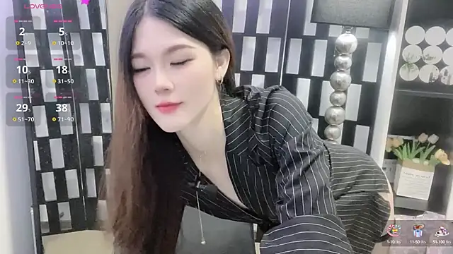 Yueyue-MM online show from October 7, 2025, 11:57 pm