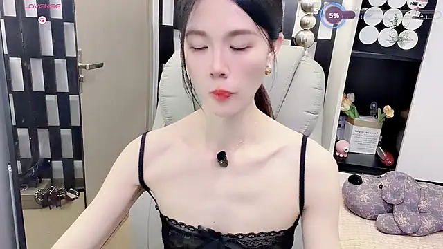 Yueyue-MM online show from June 27, 2026, 12:33 pm