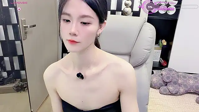 Yueyue-MM online show from June 28, 2026, 12:44 pm