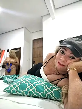 Snapshot of _SARAI_DUPONT chatting on November 28, 2025, 10:45 pm SARAI DUPONT online show from November 28, 2025, 10:45 pm