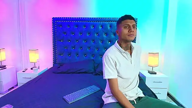 Snapshot of Damian_and_roxanne chatting on September 14, 2025, 12:37 pm Damian and roxanne online show from September 14, 2025, 12:37 pm