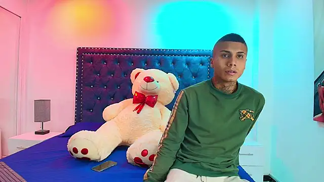 Snapshot of Damian_and_roxanne chatting on October 13, 2025, 12:38 pm Damian and roxanne online show from October 13, 2025, 12:38 pm