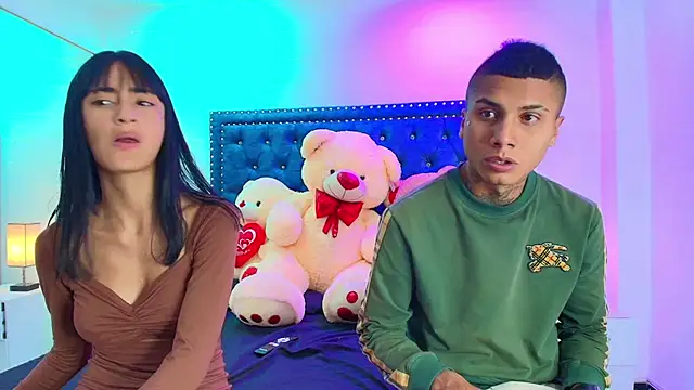 Snapshot of Damian_and_roxanne chatting on October 17, 2025, 12:41 pm Damian and roxanne online show from October 17, 2025, 12:41 pm