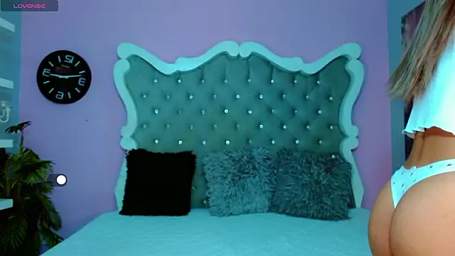 Honey Moontsts online show from March 22, 2026, 11:57 am