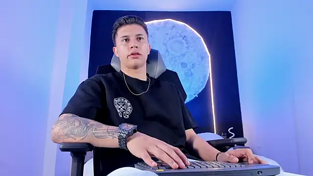 liaamsmiith  online show from November 9, 2025, 12:14 pm