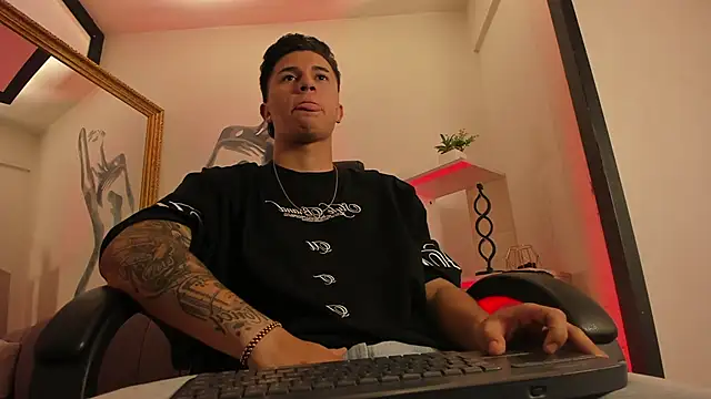 liaamsmiith  online show from February 12, 2026, 12:44 pm