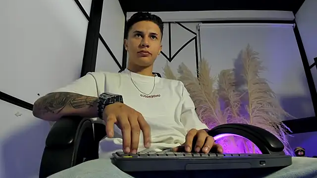 liaamsmiith  online show from February 24, 2026, 12:36 pm