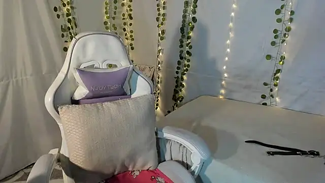 Snapshot of Zulema_R1 chatting on October 19, 2025, 4:57 am Zulema R1 online show from October 19, 2025, 4:57 am