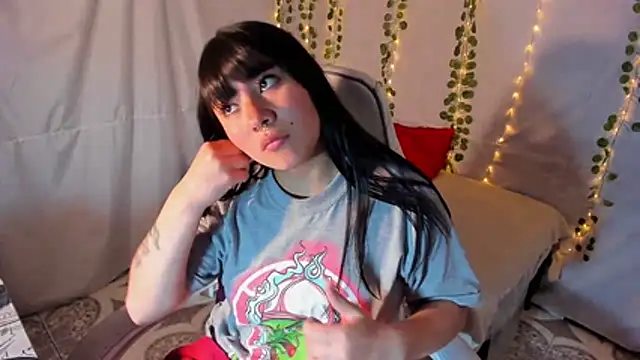 Snapshot of Zulema_R1 chatting on November 10, 2025, 4:11 am Zulema R1 online show from November 10, 2025, 4:11 am