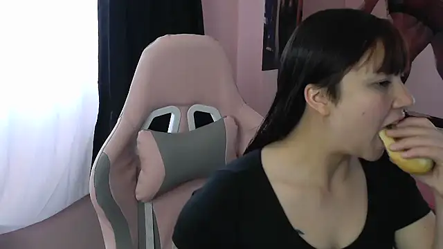 Snapshot of Zulema_R1 chatting on February 12, 2026, 1:06 pm Zulema R1 online show from February 12, 2026, 1:06 pm