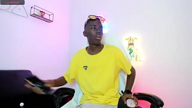 Snapshot of Alan_blacke chatting on October 30, 2025, 7:47 pm Alan blacke online show from October 30, 2025, 7:47 pm