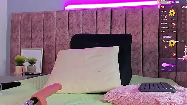 Niicolle Evanss online show from November 27, 2025, 7:49 pm