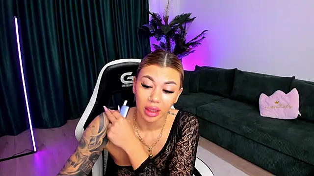 Snapshot of xPuka chatting on February 4, 2026, 5:30 pm xPuka online show from February 4, 2026, 5:30 pm