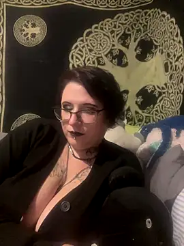 Snapshot of Harleesinn chatting on October 7, 2025, 8:00 am Harleesinn online show from October 7, 2025, 8:00 am