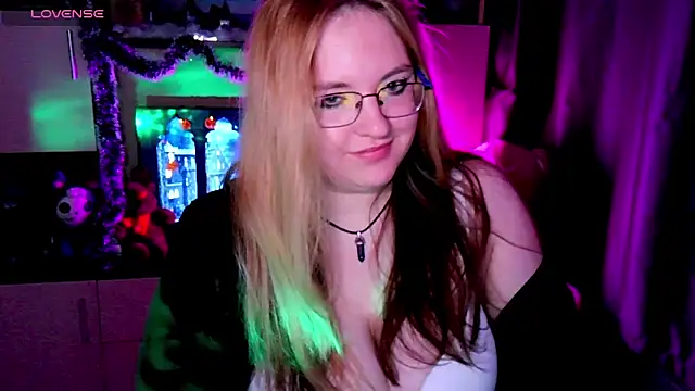 Snapshot of ZayaRush chatting on December 4, 2025, 12:58 pm ZayaRush online show from December 4, 2025, 12:58 pm