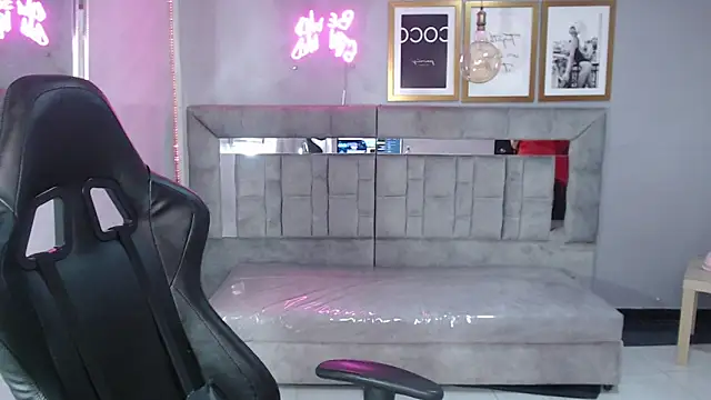 Snapshot of Red_Bunny_v chatting on February 12, 2026, 1:22 am Red Bunny v online show from February 12, 2026, 1:22 am