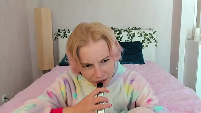 Pink Lila18 online show from September 10, 2025, 8:14 am