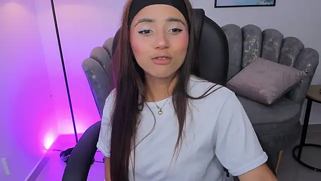 Snapshot of issi_loren chatting on November 9, 2025, 5:00 pm issi loren online show from November 9, 2025, 5:00 pm