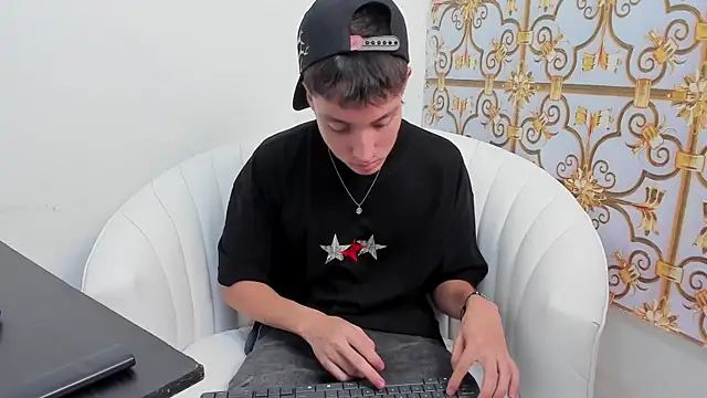 LittleDanny  online show from November 26, 2025, 7:04 pm