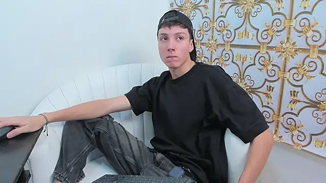 Snapshot of LittleDanny_ chatting on December 18, 2025, 4:24 pm LittleDanny online show from December 18, 2025, 4:24 pm