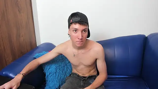 Snapshot of LittleDanny_ chatting on December 19, 2025, 7:32 pm LittleDanny online show from December 19, 2025, 7:32 pm