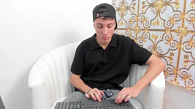 Snapshot of LittleDanny_ chatting on December 21, 2025, 5:09 pm LittleDanny online show from December 21, 2025, 5:09 pm