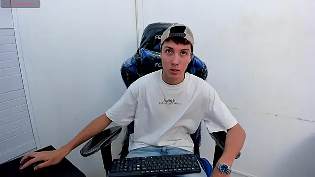 Snapshot of LittleDanny_ chatting on February 9, 2026, 6:23 pm LittleDanny online show from February 9, 2026, 6:23 pm