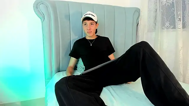 Snapshot of LittleDanny_ chatting on February 10, 2026, 8:57 pm LittleDanny online show from February 10, 2026, 8:57 pm