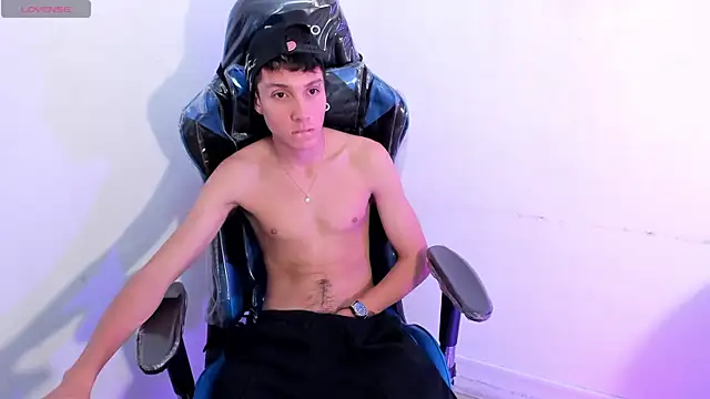 Snapshot of LittleDanny_ chatting on February 11, 2026, 9:09 pm LittleDanny online show from February 11, 2026, 9:09 pm