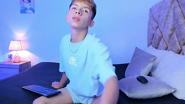 Snapshot of Hyunjin_Son chatting on December 20, 2025, 3:30 pm Hyunjin Son online show from December 20, 2025, 3:30 pm