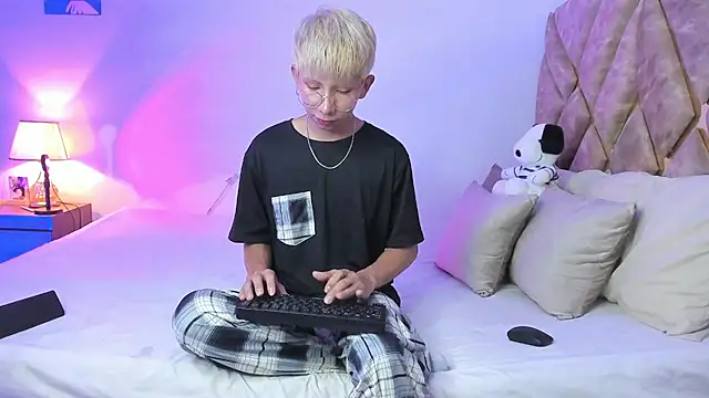 Snapshot of Hyunjin_Son chatting on January 12, 2026, 5:40 pm Hyunjin Son online show from January 12, 2026, 5:40 pm