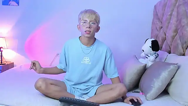 Snapshot of Hyunjin_Son chatting on January 14, 2026, 3:28 pm Hyunjin Son online show from January 14, 2026, 3:28 pm