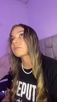 Snapshot of AnnyLopezzz_ chatting on February 3, 2026, 6:11 am AnnyLopezzz online show from February 3, 2026, 6:11 am