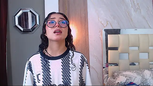 Snapshot of honeymoon_12 chatting on February 12, 2026, 4:29 am honeymoon 12 online show from February 12, 2026, 4:29 am