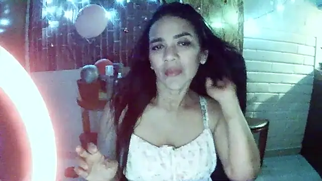 Snapshot of MiiaVelasquez chatting on December 17, 2025, 4:18 am MiiaVelasquez online show from December 17, 2025, 4:18 am